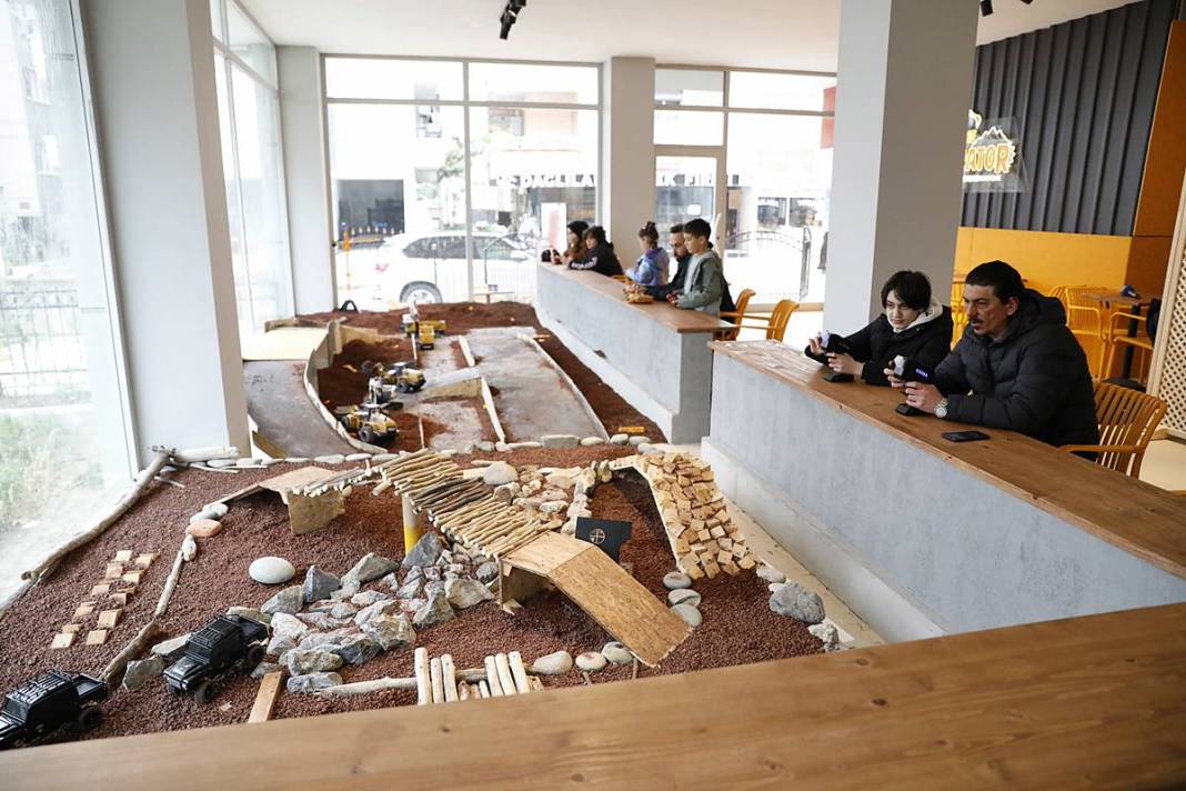 Kafenin ortasına inşaat sahası kurdular: Gençler değil yetişkinler sıraya girdi 11